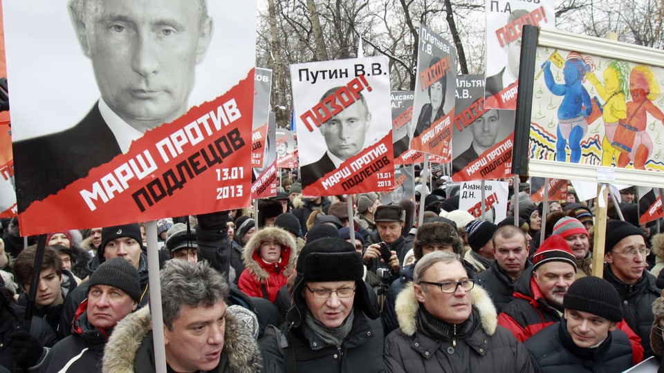 Oppositionelle mit Anti-Putin und anderen Plakaten