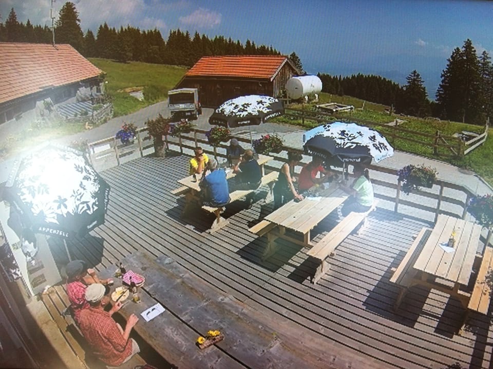 Besucher auf der Alp-Terrasse.