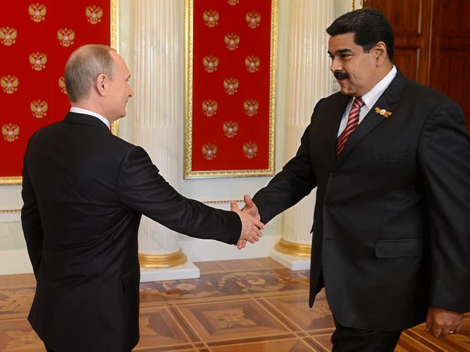 Nicolas Maduro und Wladimir Putin reichen sich die Hand. 