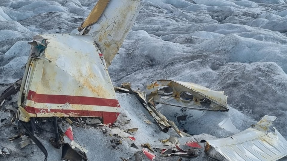 Teile eines abgestürzten Flugzeugs auf dem Aletschgletscher 