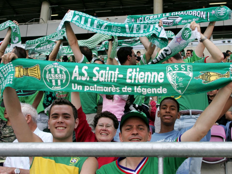 Fans mit grünen Schals.