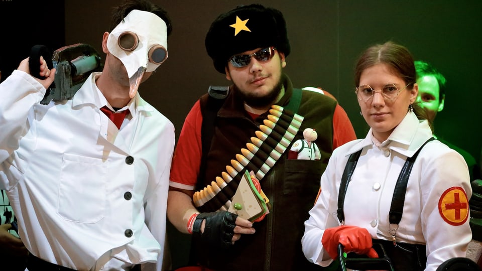 Drei Freunde posieren in Kostümen aus «Team Fortress 2».