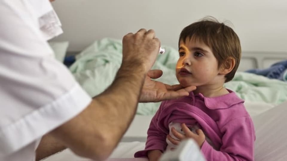 Arzt kontrolliert Kind im Spital