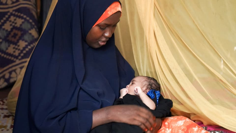 Eine Frau im Flüchtlingslager Dadaab stillt ein Kind.