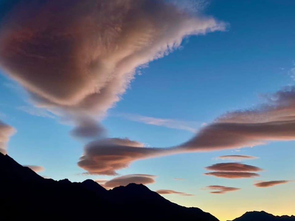 Linsenförmige Wolken über den Alpen.