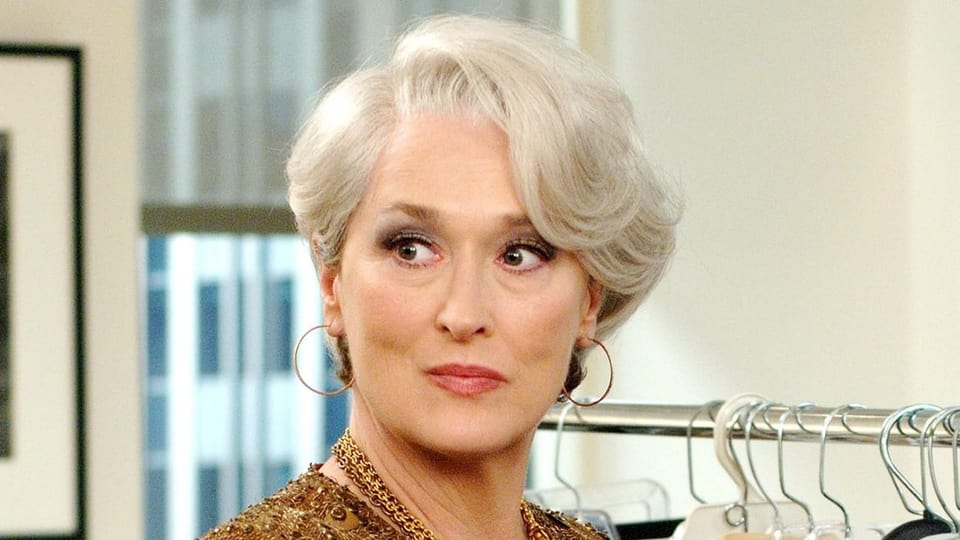 Meryl Streep mit kurzen grauen Haaren mit ernstem Blick