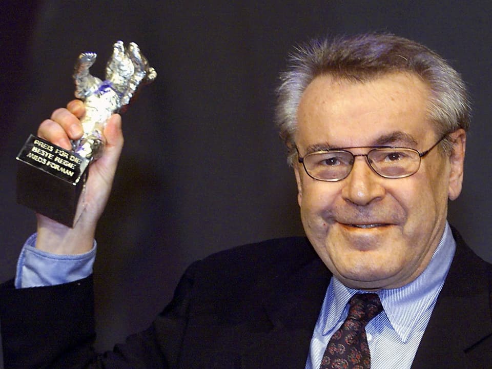 Milos Forman hält den Silbernen Bären hoch, den der 2000 an den 50. Internationalen Filmfestspielen erhalten hat.