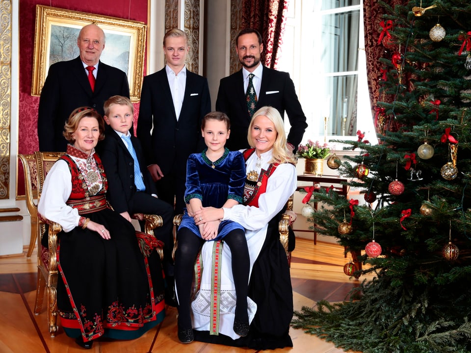 Norwegische Königsfamilie vor Weihnachtsbaum