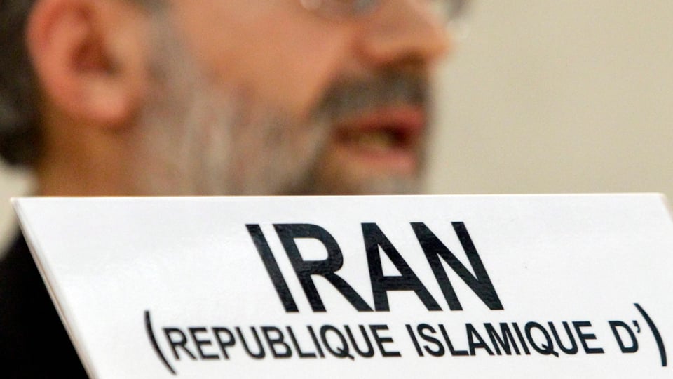Iran-Schild auf einem Tisch der UNO, in Klammer darunter steht «Republique Islamique d'»
