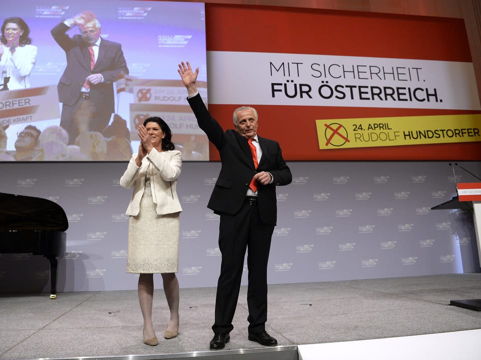 Rudolf Hundstorfer mit Ehefrau an einer Wahlveranstaltung.