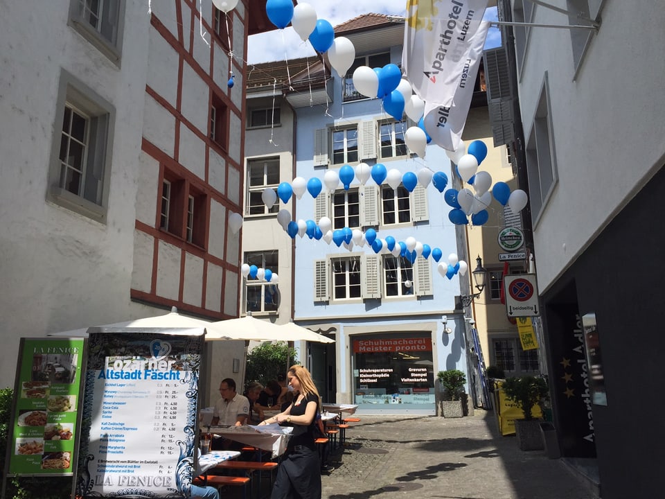 Im Süsswinkel feiern im kleinen Rahmen die Freunde des Luzerner Altstadtfestes.