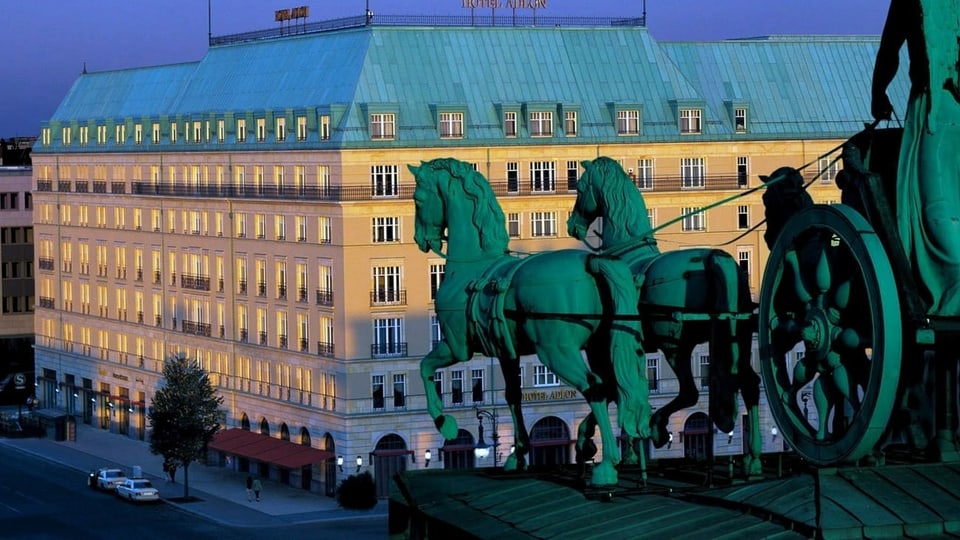Pferdestatue vor einem Hotel