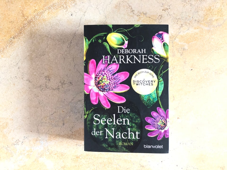 Der Roman «Die Seelen der Nacht» von Deborah Harkness liegt auf einer Marmorplatte