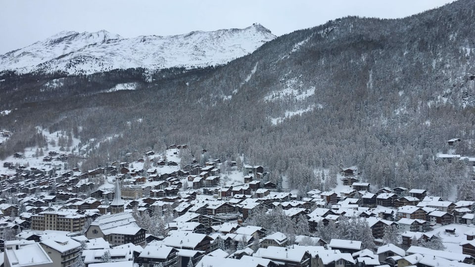 Winterlich verschneites Zermatt Mitte November.