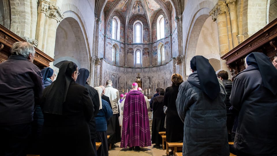 Gottesdienst in einer katholischen Kirche.