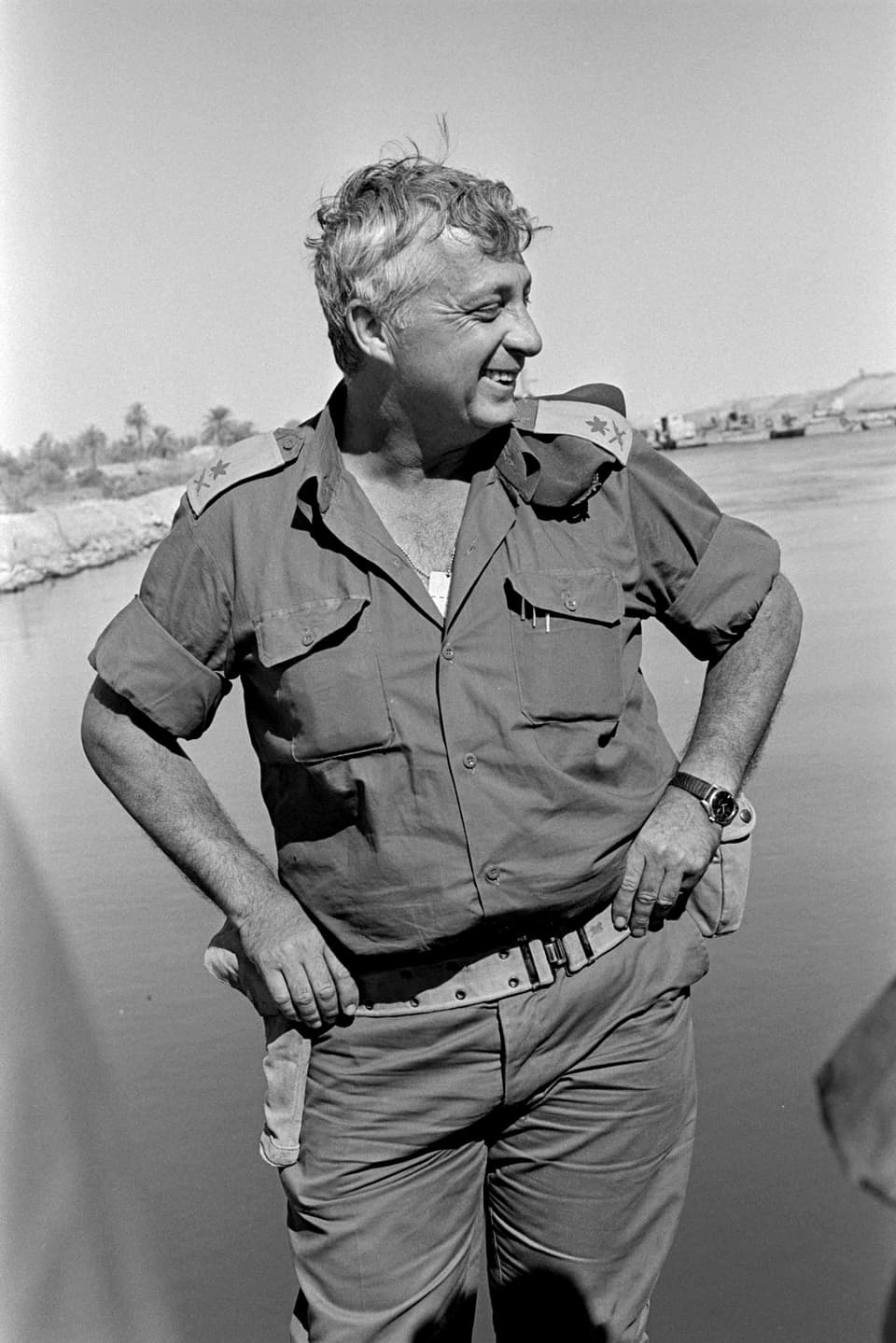Porträt des jungen Ariel Sharons in Militäruniform.