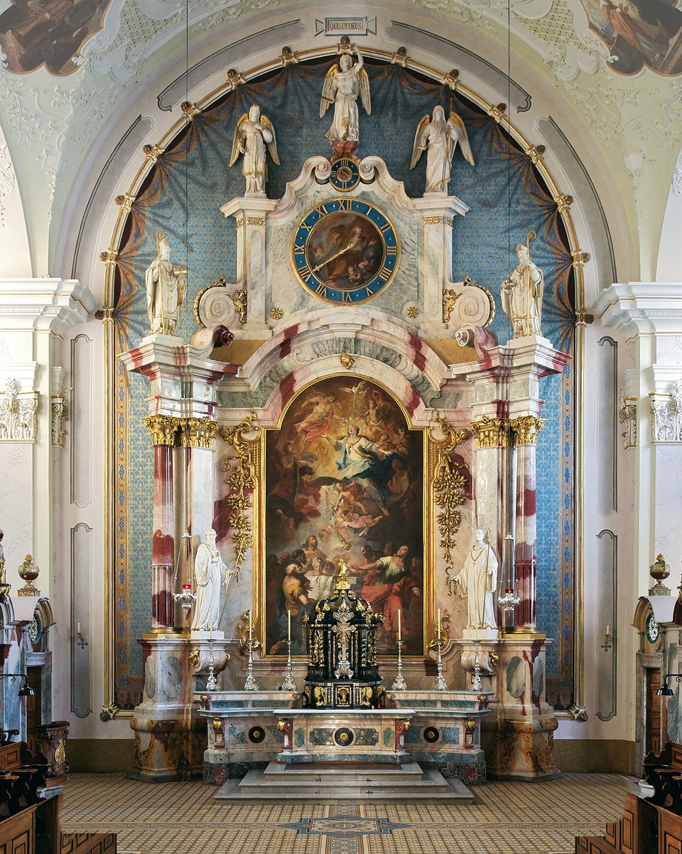 Ein prachtvoller Altar in einer Kirche.