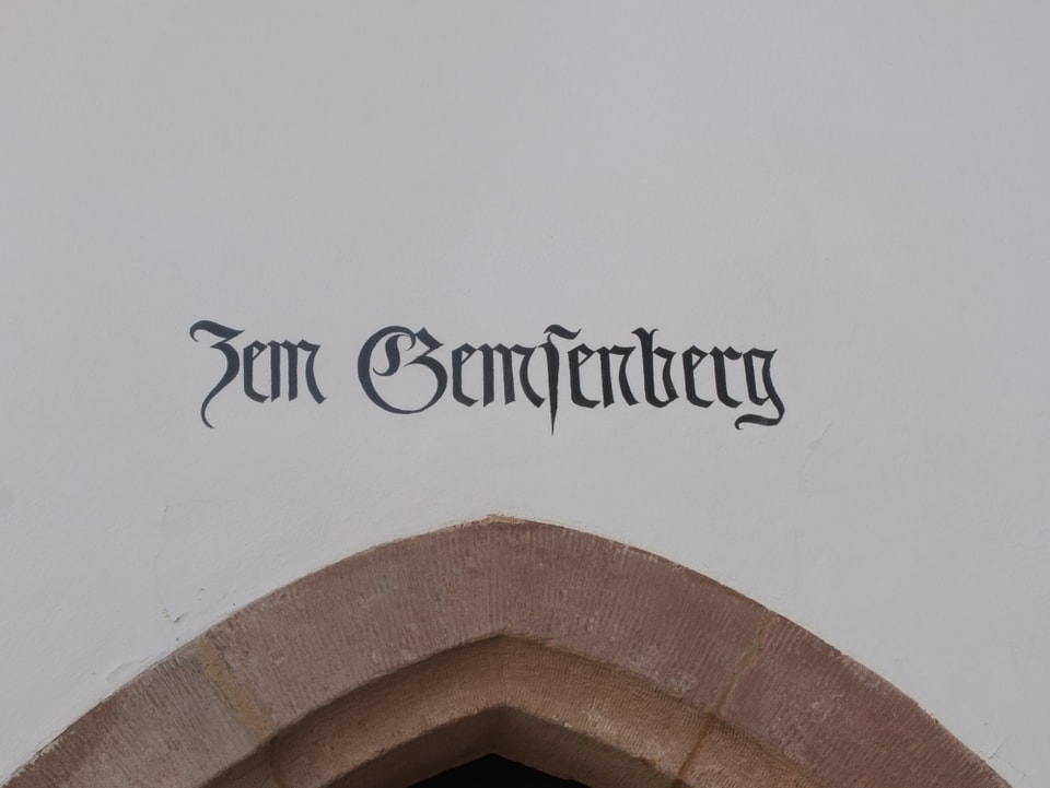 alter Schriftzug an Hausfassade «Zum Gemsenberg». 