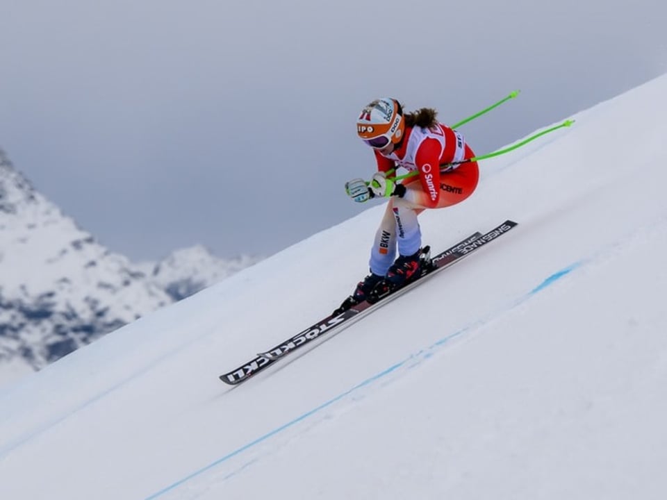 Janine Schmitt fährt Ski.