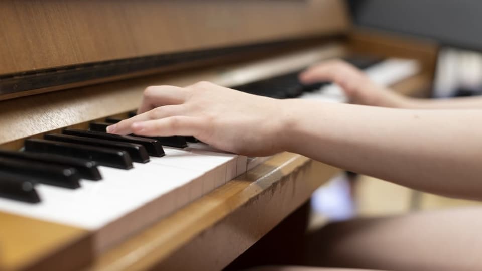 Nahaufnahme Hände auf Klaviertastatur