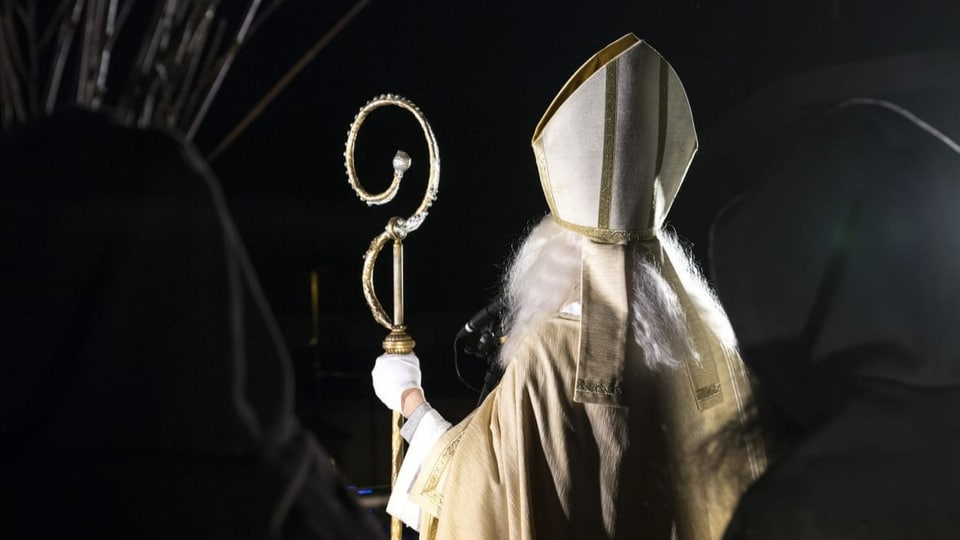 Der St. Nikolaus trägt eine Bischofsmütze und einen Stab.