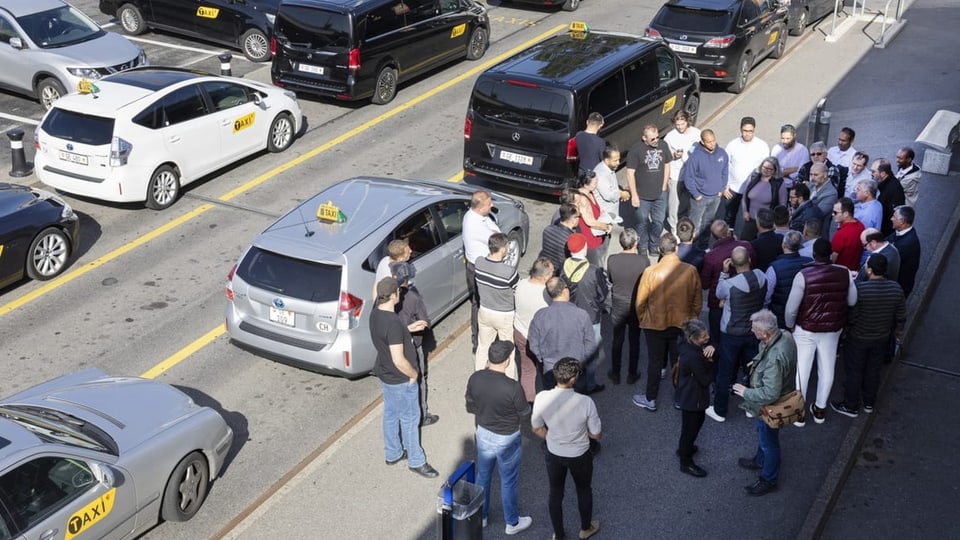 Taxifahrer stehen um Taxis herum im Kreis.