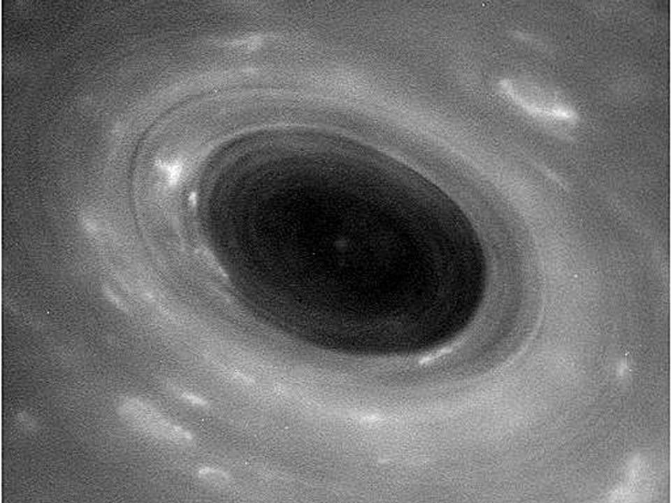 Grau-weisse Kreise in der Mitte ein dunkles Loch mit Kreisen.