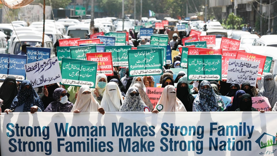 Frauen in Burkas und Niqabs protestieren in Karachi.
