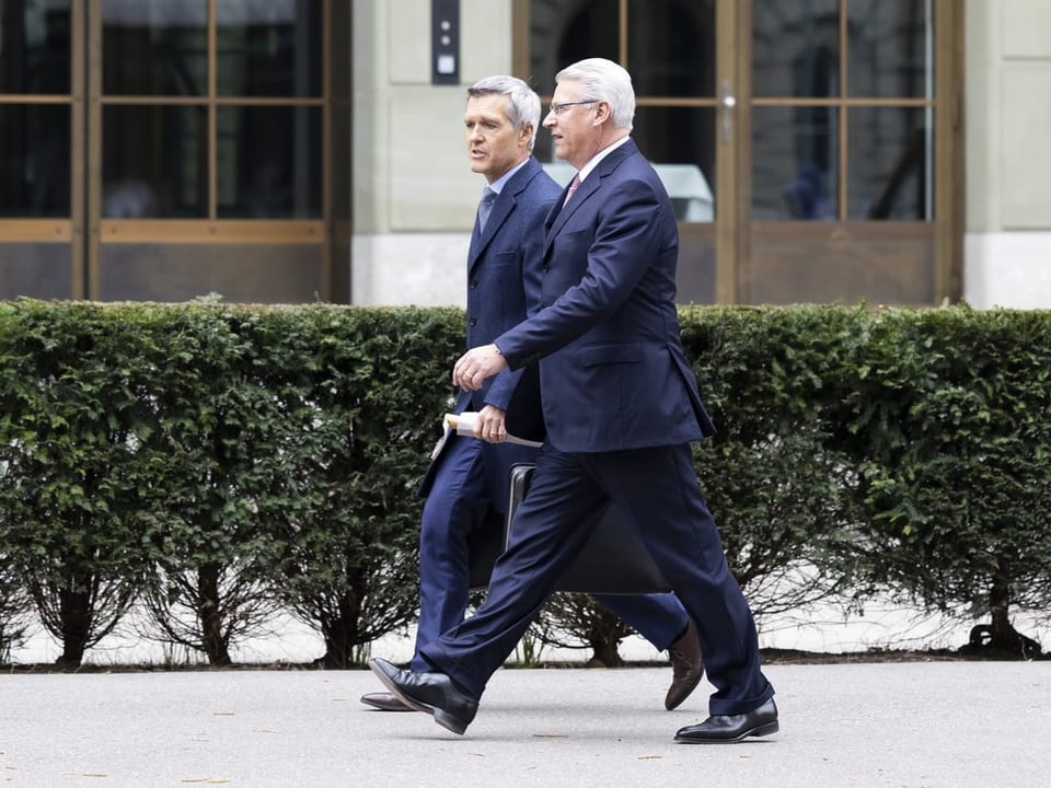 UBS-Vizepräsident Lukas Gähwiler (hinten) und Markus Ronner laufen auf der Strasse. 