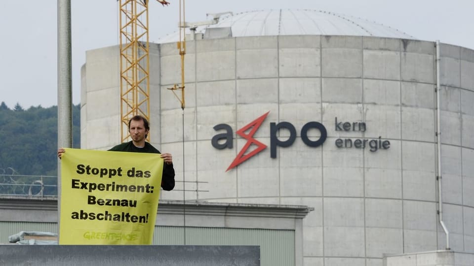 Aktivist mit Tranparent vor dem Reaktor Beznau in Döttingen