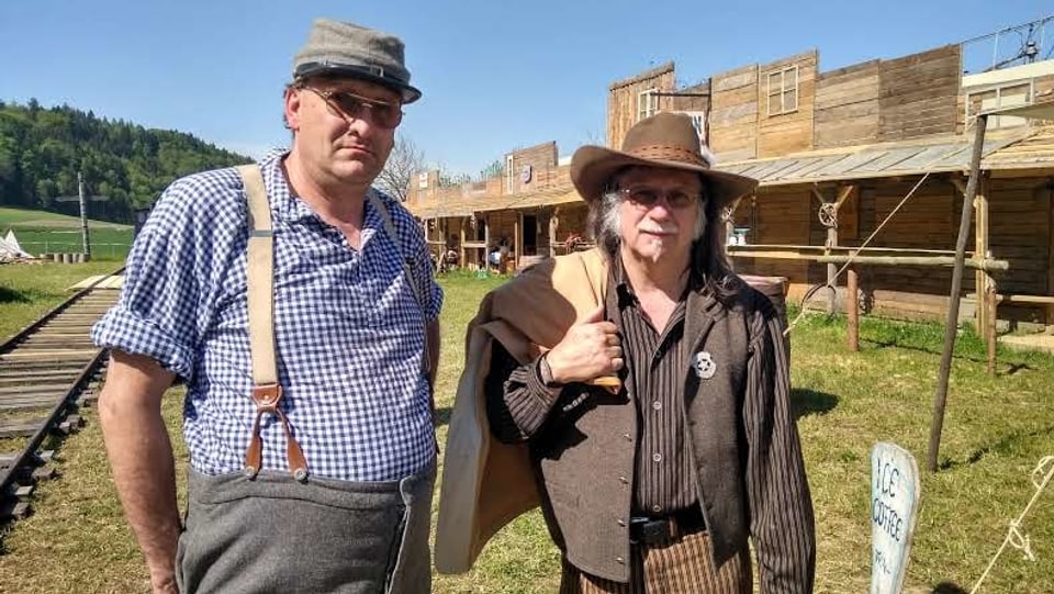 Zwei Männer in Western-Kleidung