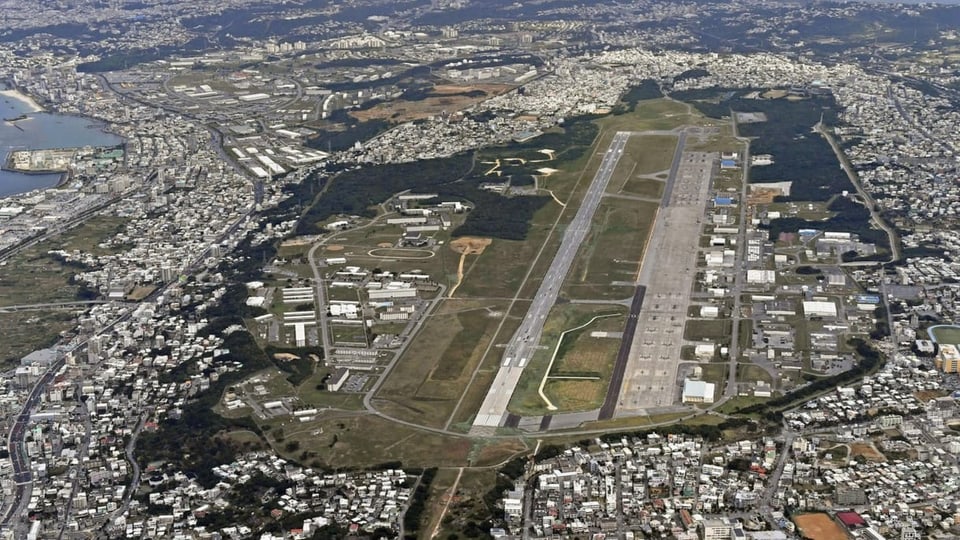 Luftaufnahme auf einen Militärflughafen auf Okinawa.