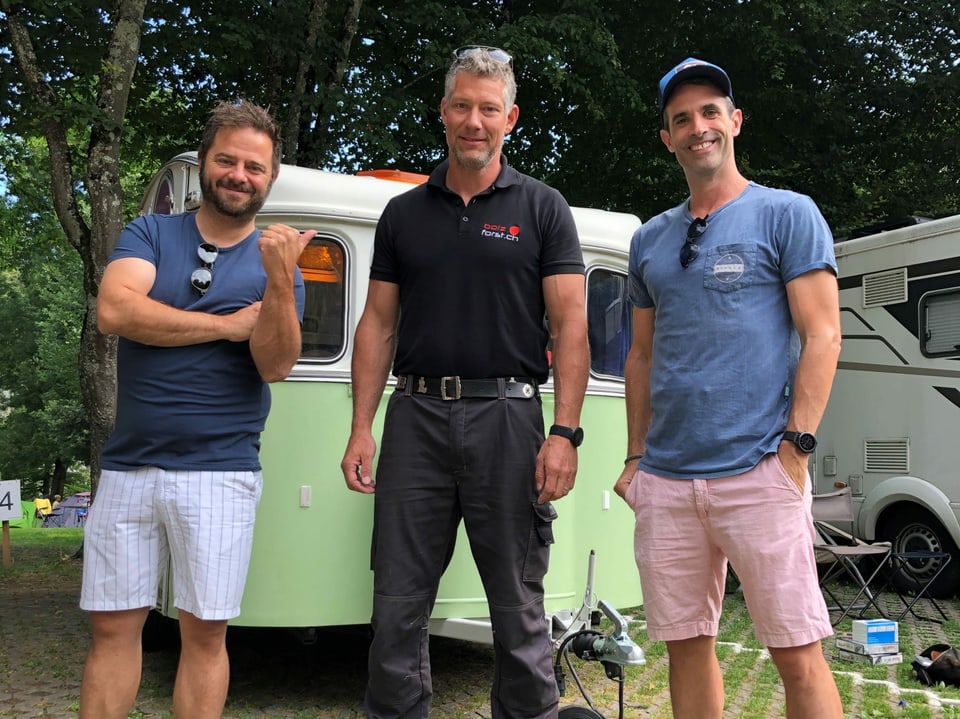 Der erste Fahrer des heutigen Tages ist SRF 3-Hörer Markus Bolz. Er hängt unseren Wohnwagen im Camping Eichholz in Bern an sein Auto an und fährt Philippe Gerber (rechts) und Marco Thomann Richtung Interlaken. 