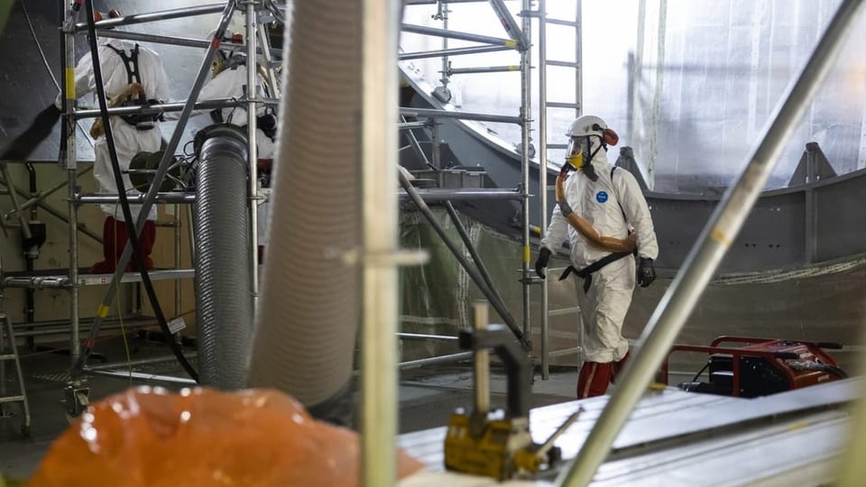 Mitarbeitende im AKW Mühleberg beim Abbau.