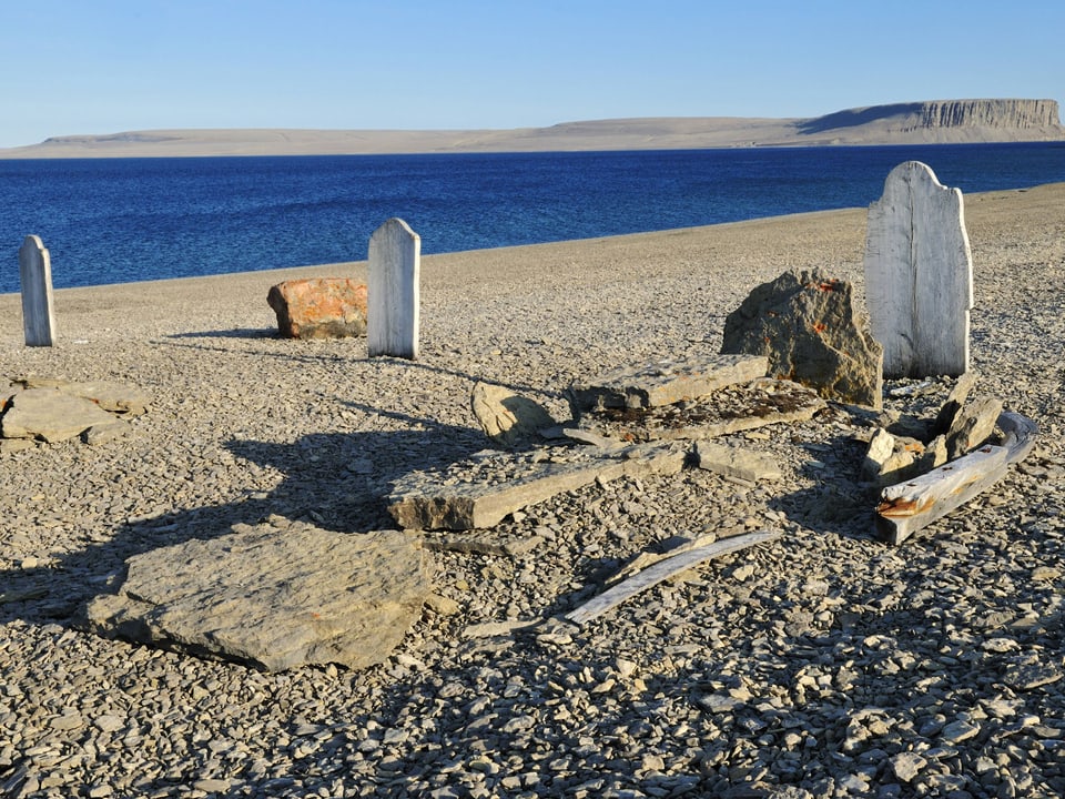 Drei Gräber am Strand.