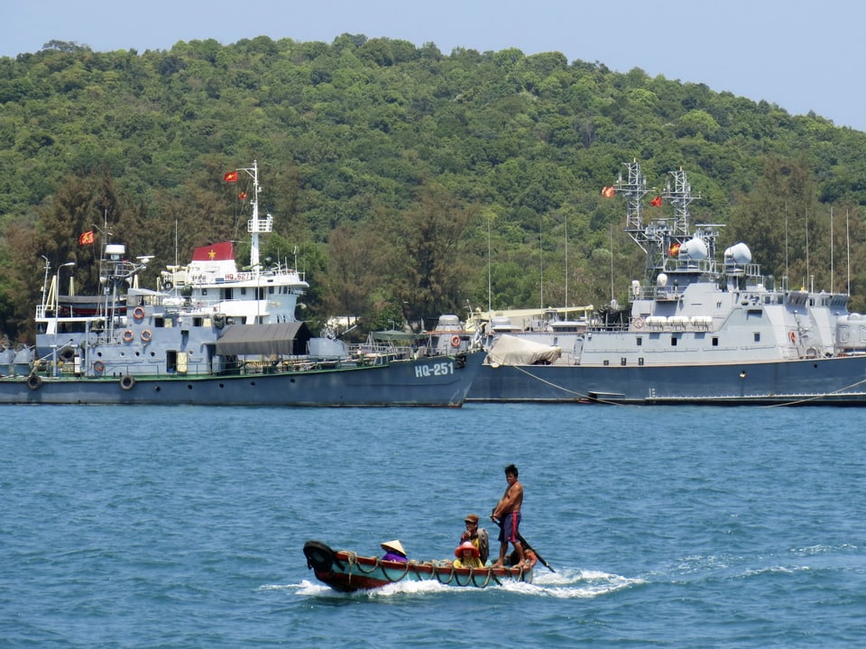 Auch Fischer an der Küste der vietnamesischen Insel Phu Quoc helfen bei der Suche. (reuters)
