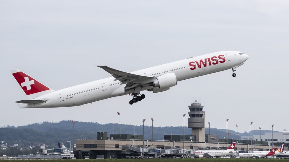 Eine Boeing 777-300 der Swiss beim Start