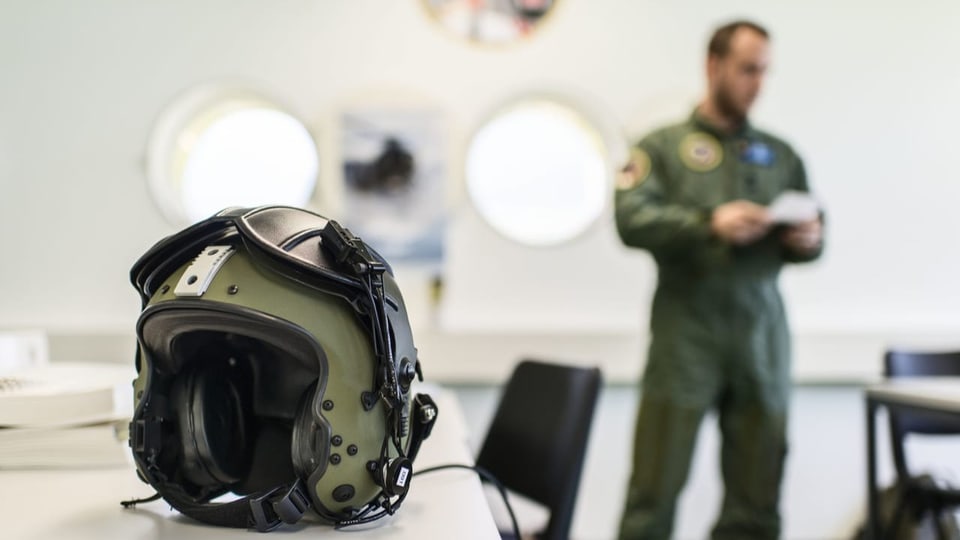 Helikopterpilot mit Helm