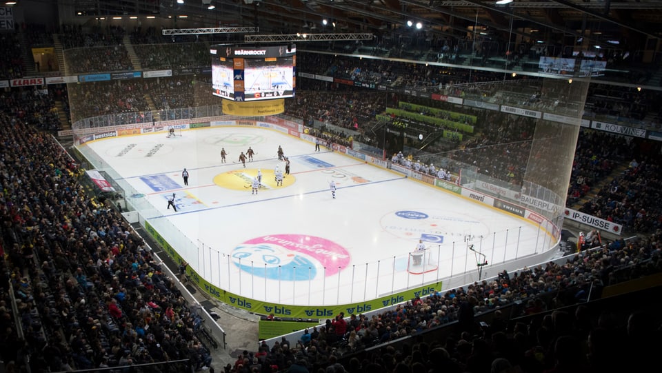 Einblick von oben ins volle Berner Stadion während einem Eishockey-Spiel 