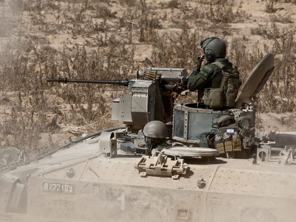Israelischer Soldat auf Panzer.