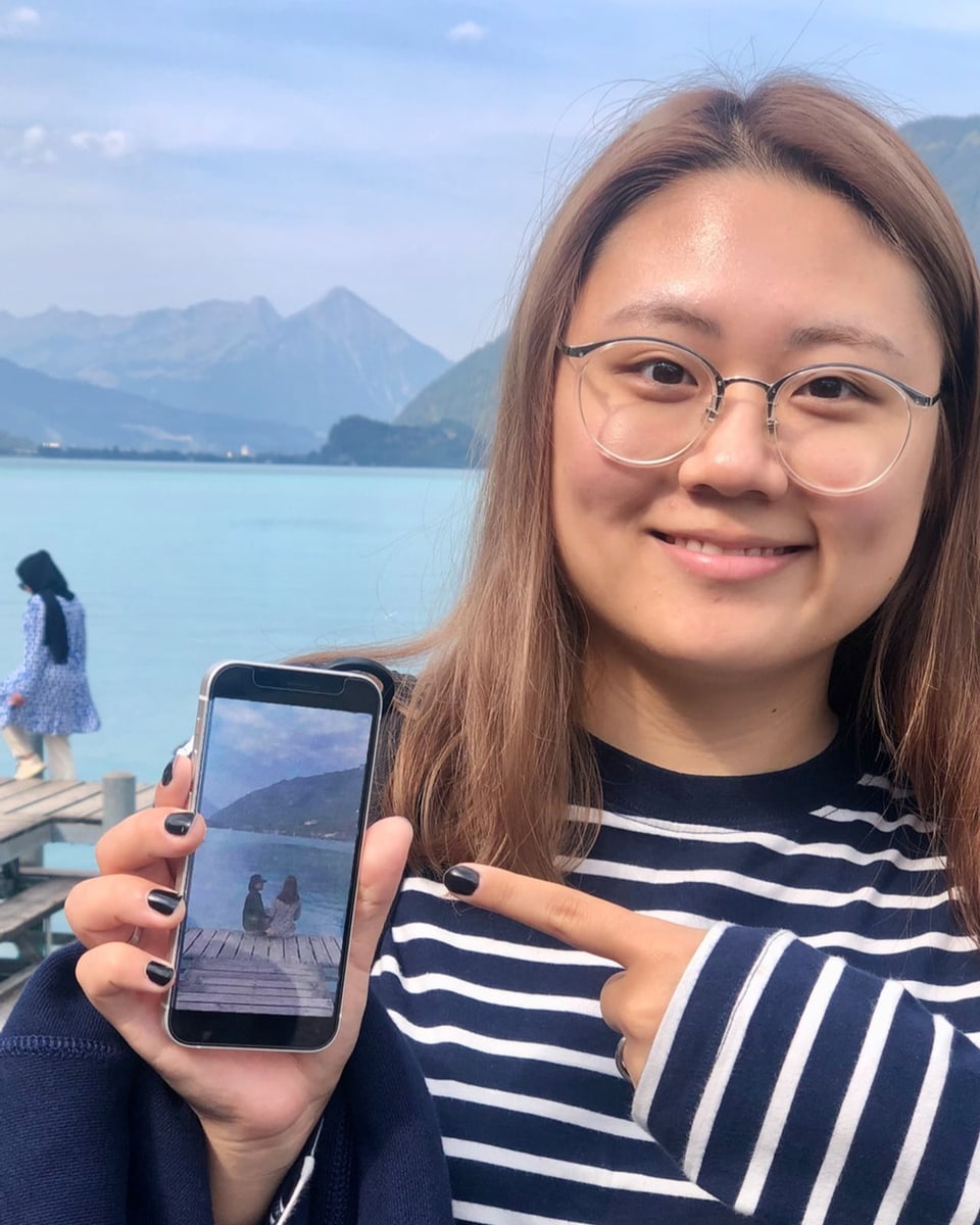 Junge Südkoreanerin zeigt Foto auf ihrem Handy