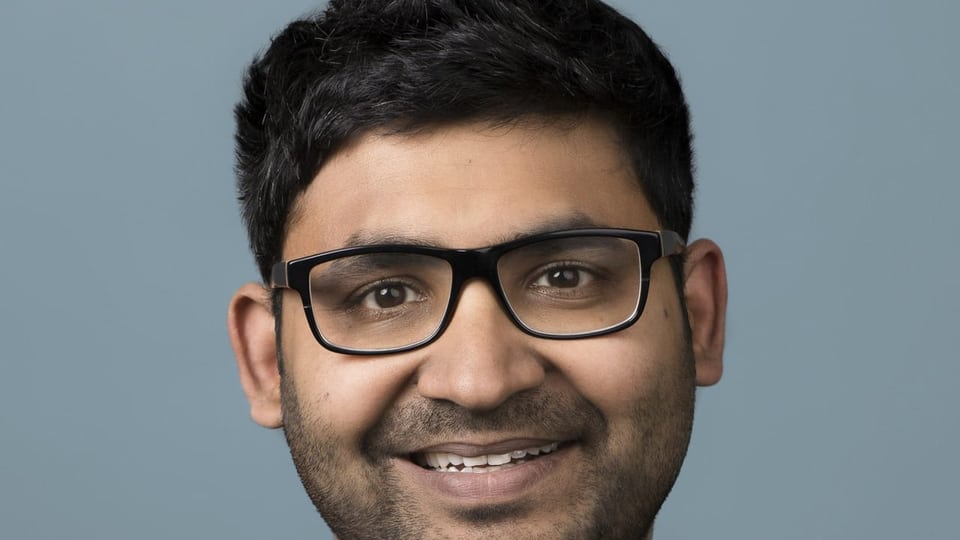 Parag Agrawal lächelt in die Kamera, er trägt eine Brille.