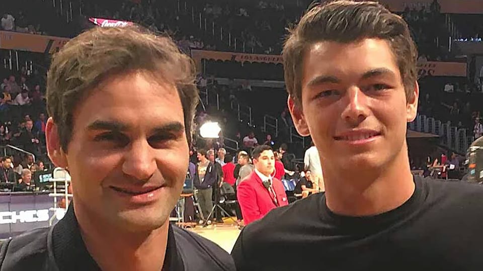 Roger Federer (l.) mit Taylor Fritz an einem Spiel der Los Angeles Lakers.