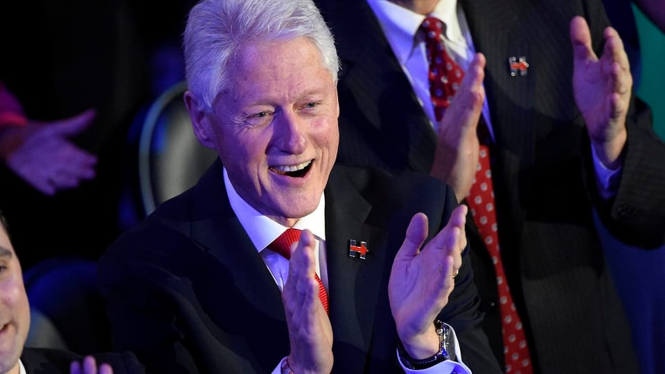 Bill Clinton applaudiert und lacht