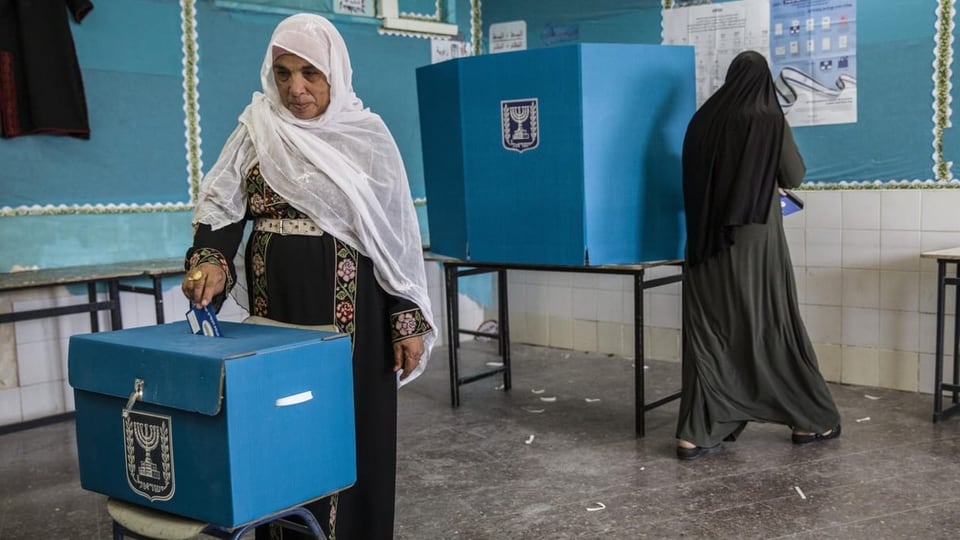 Arabische Frauen an der Wahlurne in Israel.