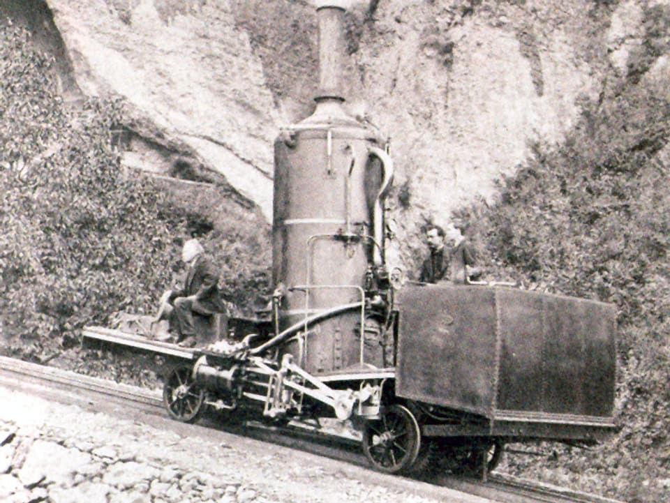 Dampflokomotive der Rigibahn mit hochstehendem Kessel.