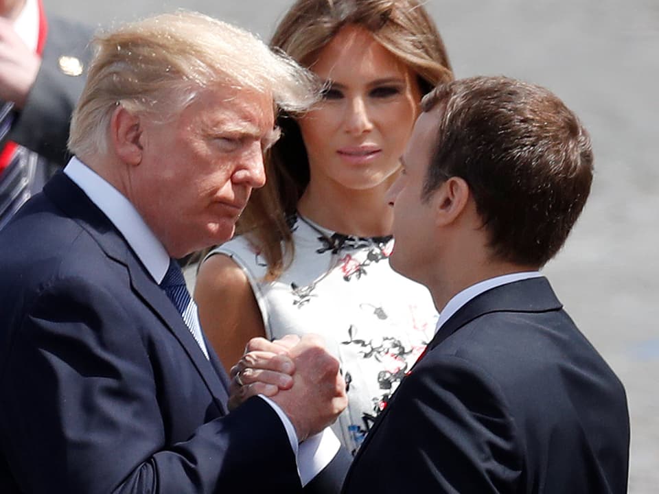 Donald Trump gibt Emmanuel Macron die Hand wie ein alter Kollege