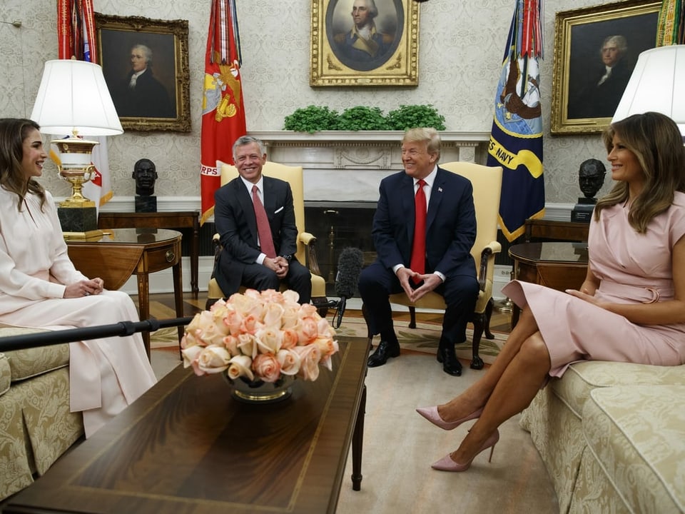  Abdullah II. mit Königin Rania bei Donald und Melania Trump im Oval Office in Washington (Juni 2018).