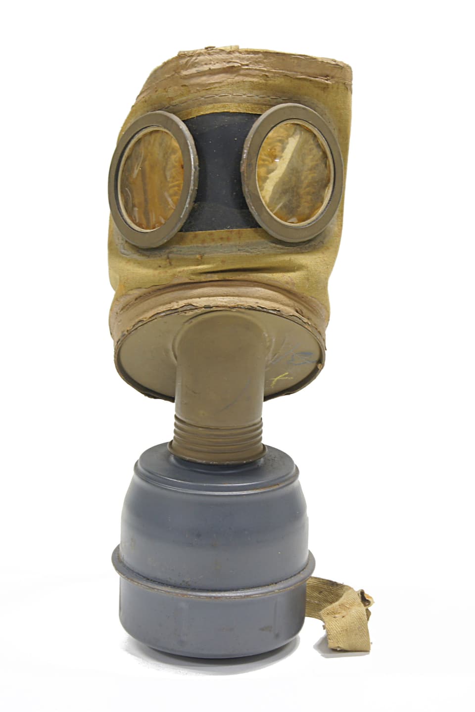 Eine Gasmaske aus den 1930er-Jahren: Aus einem einfachen Gesichtsschutz ragt ein Rohr, an dem ein fassförmiges Element angebracht ist. 