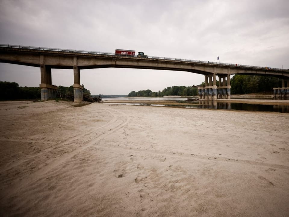 Ausgetrocknetes Flussbett des Pos unter einer Brücke in Italien.